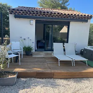 Maisonnette 32m2 Climatisé Avec Jacuzzi Au Calme. Hébergement de vacances